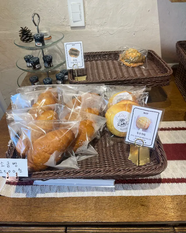 선물 포장된 빵