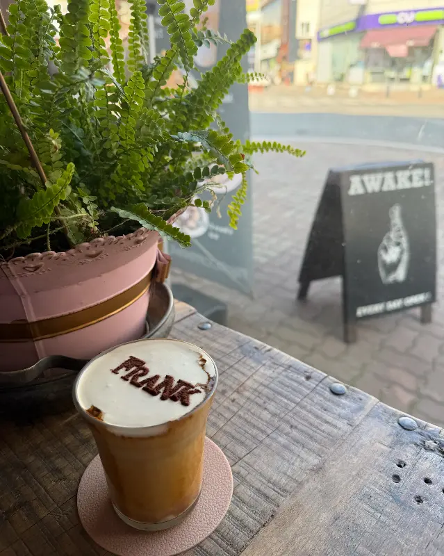 따뜻한 분위기의 프랭크 커핀바