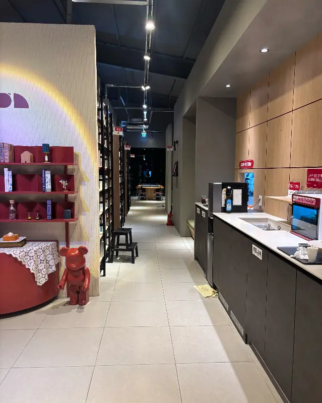 다양한 종류의 좌석이 마련된 공간