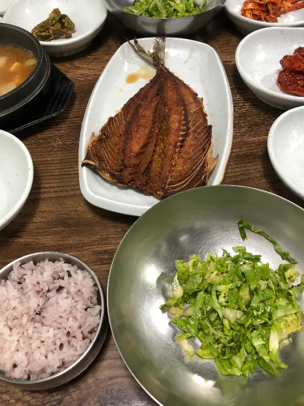 정갈하게 차려진 산청식당의 한 상 차림