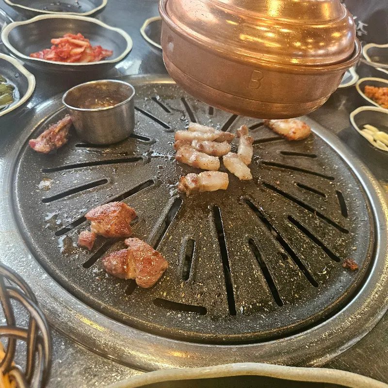 숯불 위에서 익어가는 흑돼지