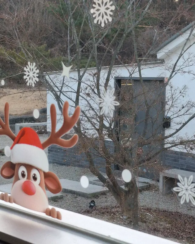 창가에 붙어 있는 귀여운 겨울 장식