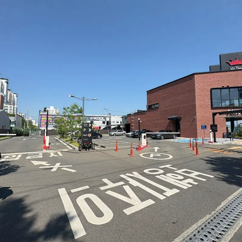 넓은 주차장을 자랑하는 폴바셋 경산임당점 외관