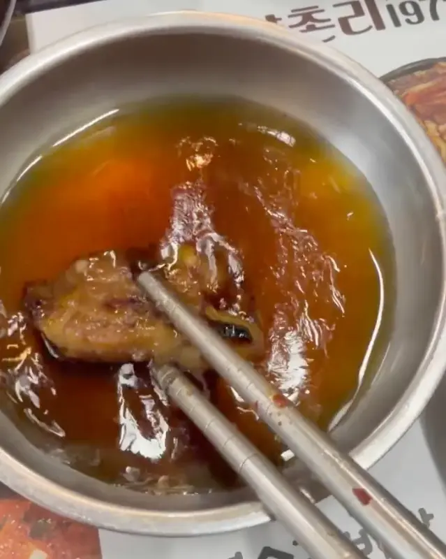 양념에 찍은 돼지갈비