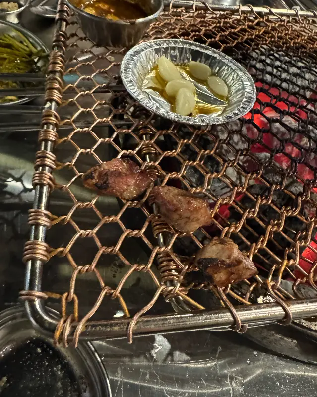 숯불에 구워먹는 갈매기살과 마늘