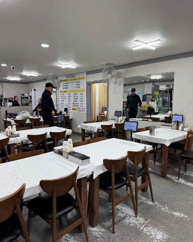 깔끔하고 정돈된 식당 내부