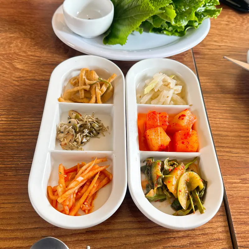 정갈하게 담겨 나온 반찬들