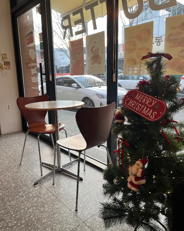 카페 내부 테이블과 의자, 크리스마스 장식