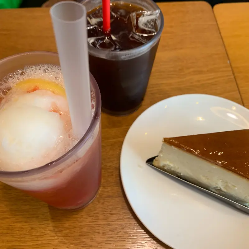 치즈 케이크와 음료