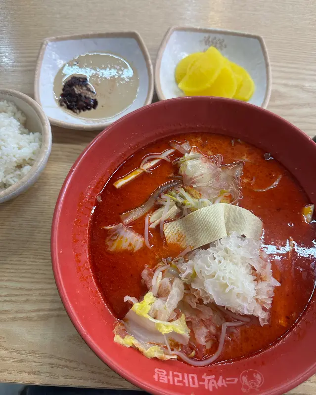 마라탕과 함께 제공되는 땅콩 소스와 단무지