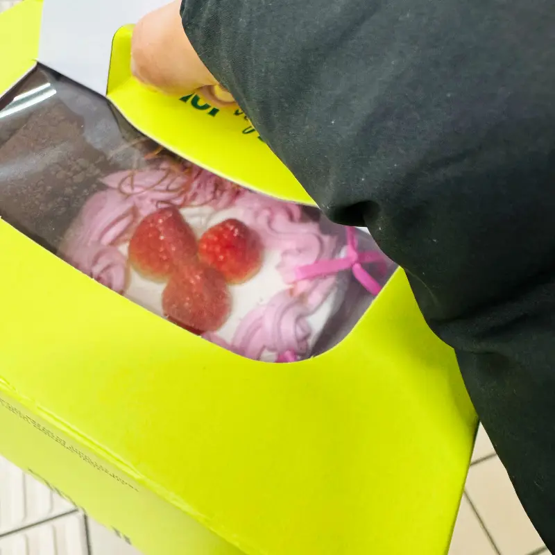 생일 파티에 어울리는 화려한 케이크