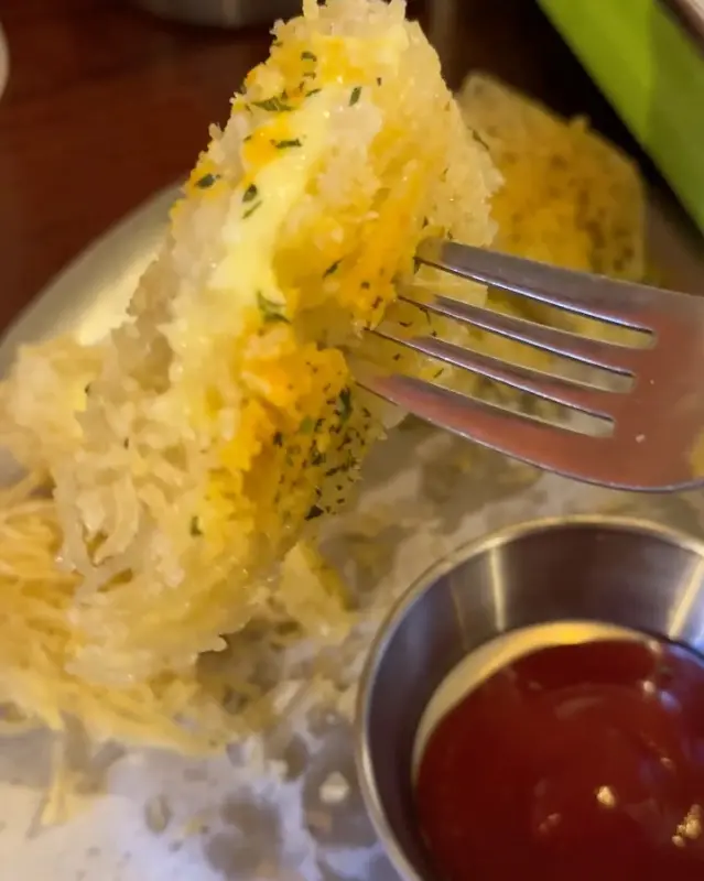 바삭한 겉과 촉촉한 속, 그리고 듬뿍 들어간 치즈가 인상적인 반달치즈 감자채전