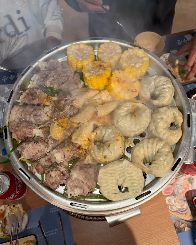 고기, 옥수수, 만두가 가득한 찜기