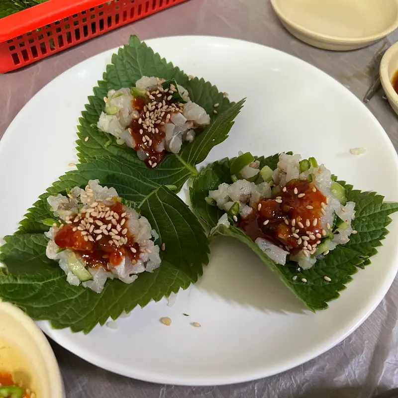 깻잎에 싸 먹는 회 초밥