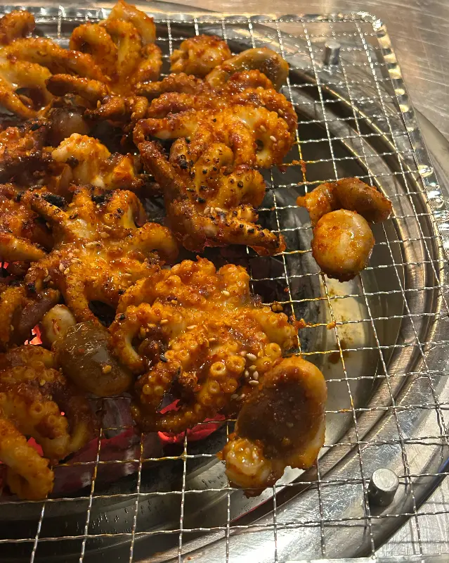 숯불 위에서 맛있게 익어가는 쭈꾸미