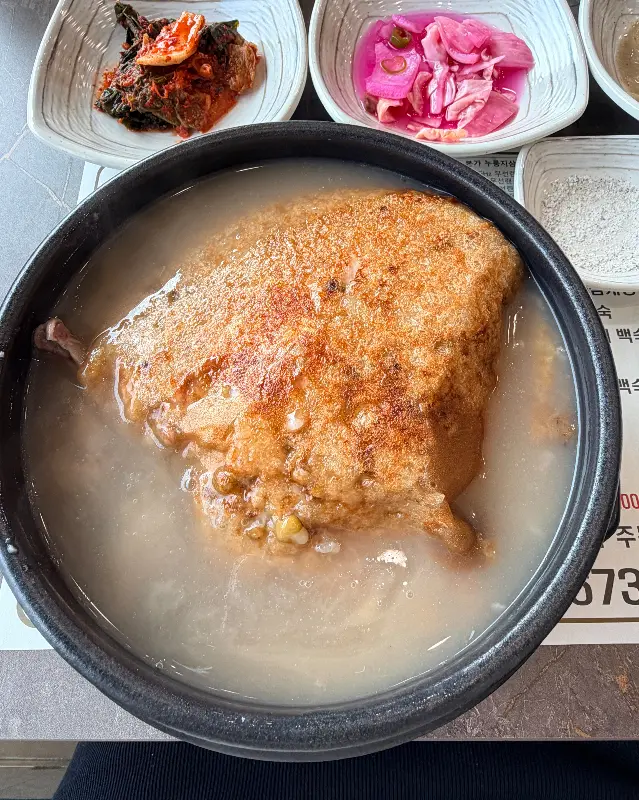 고소한 누룽지가 듬뿍 올려진 삼계탕