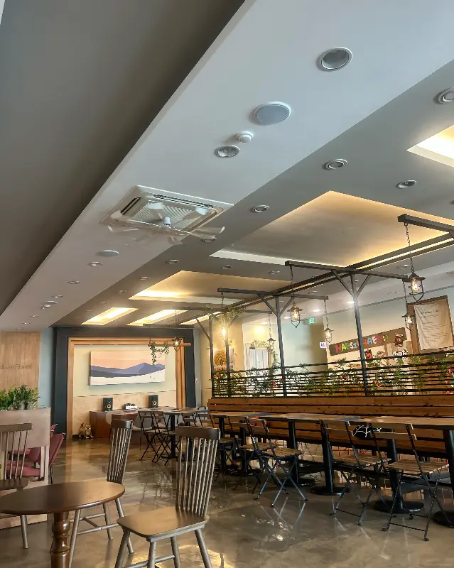 넓고 쾌적한 카페 내부