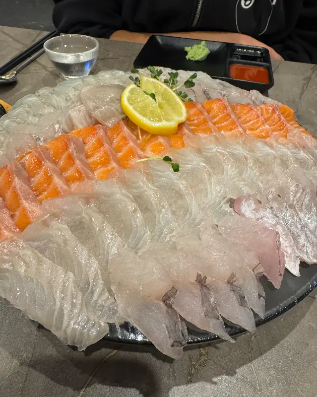 다양한 부위가 담긴 모듬 회