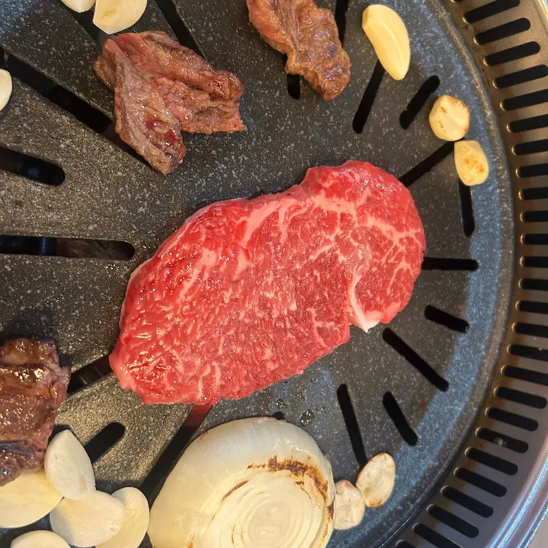 숯불 위에서 익어가는 한우