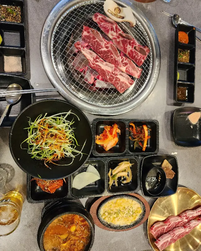 테이블 가득 차려진 음식