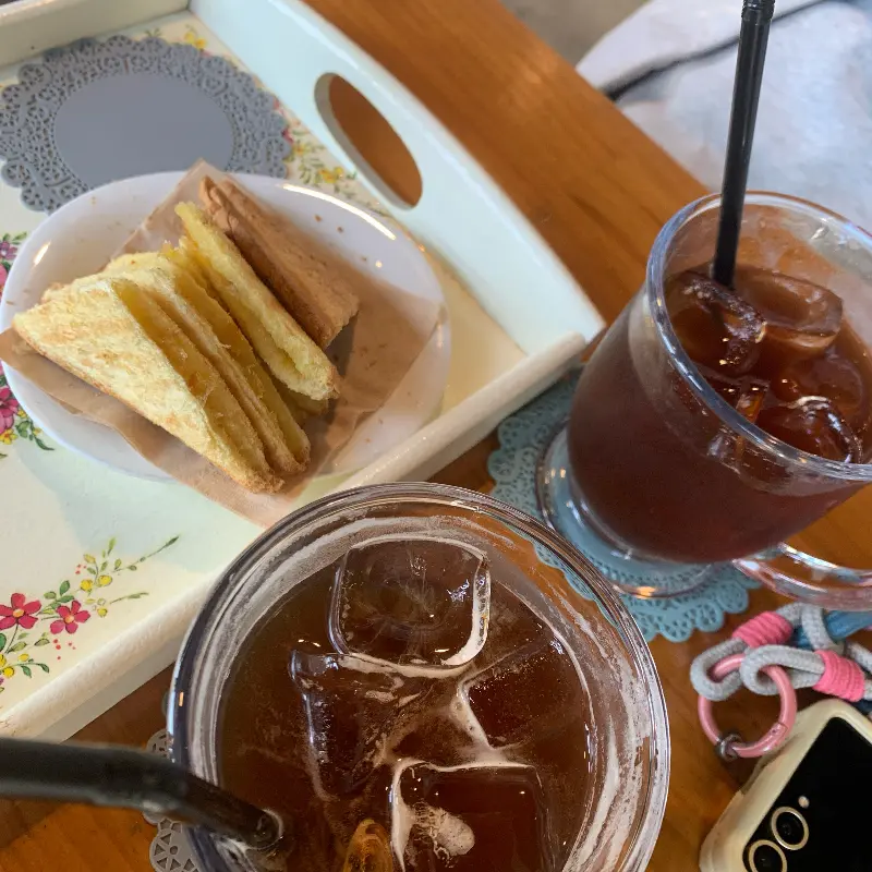 음료와 토스트가 함께 놓인 쟁반