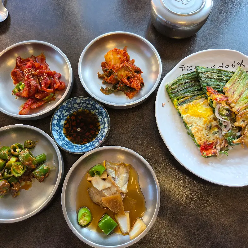 해물파전과 밑반찬