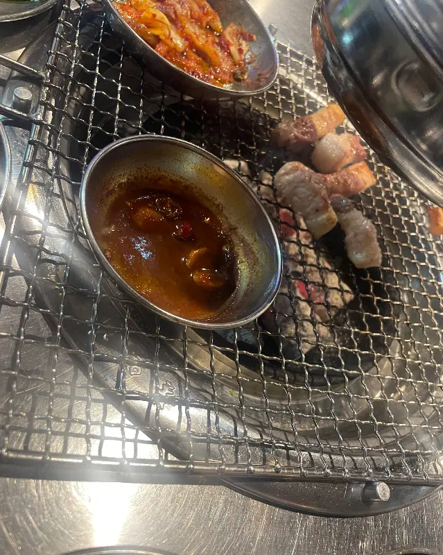 석쇠 위에서 익어가는 삼겹살