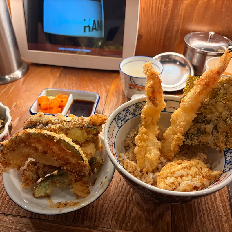 다양한 튀김이 올라간 텐동