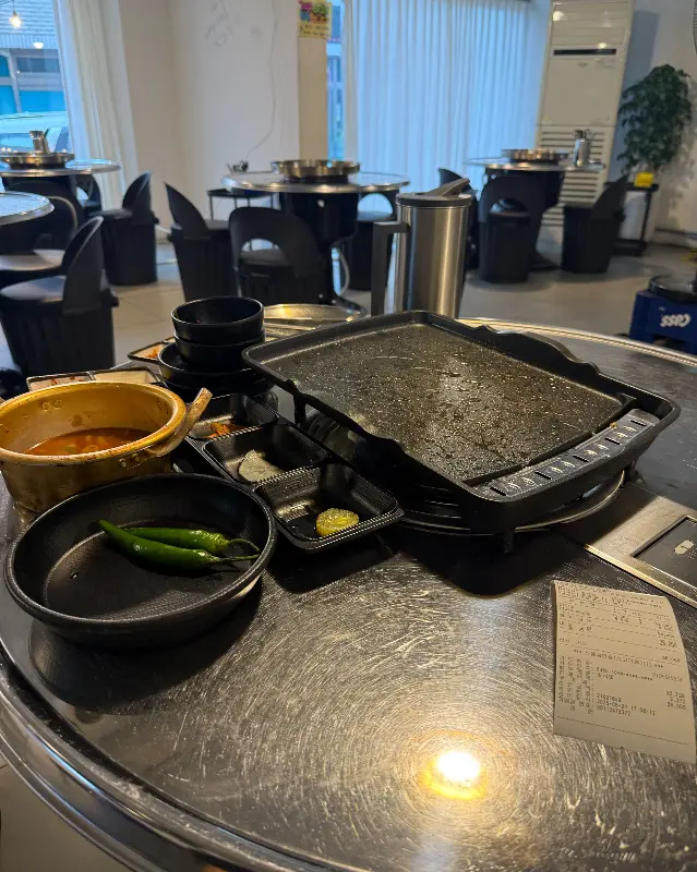 깔끔하고 넓은 매장 내부