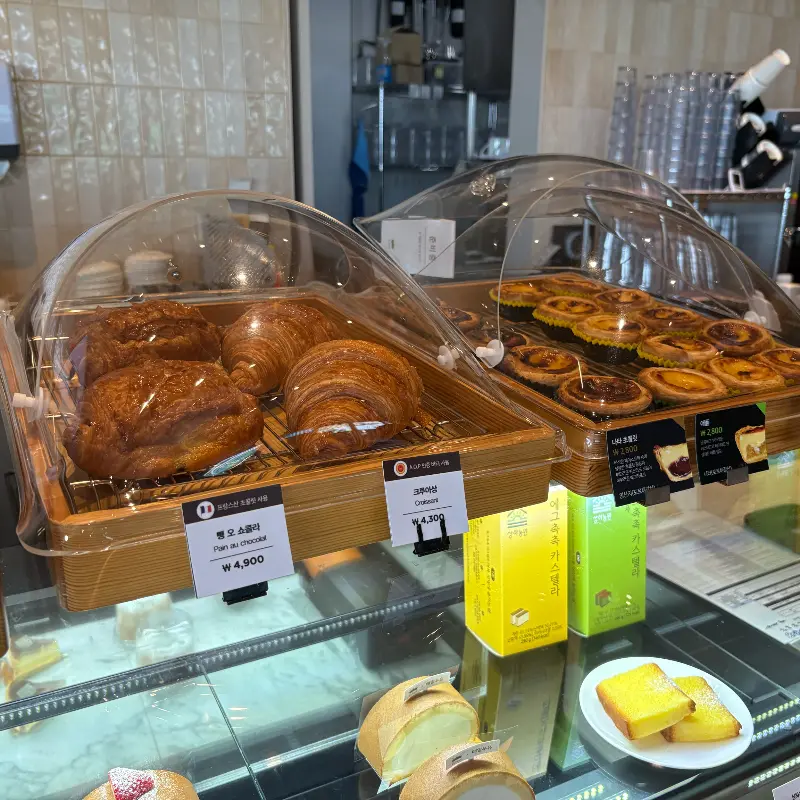 다양한 디저트가 진열된 쇼케이스