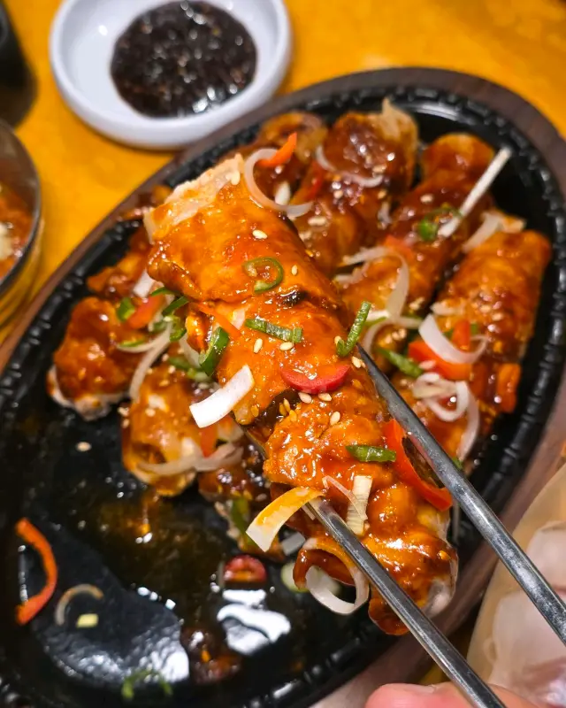 돼지갈비 김치말이 클로즈업: 돼지갈비에 김치를 말아 만든 독특한 메뉴로, 먹음직스러운 비주얼을 자랑한다.