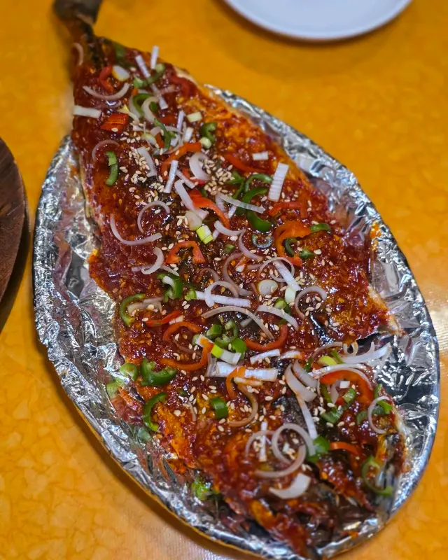 고갈비: 매콤한 양념이 발라진 고갈비는, 훌륭한 술안주가 되어준다.