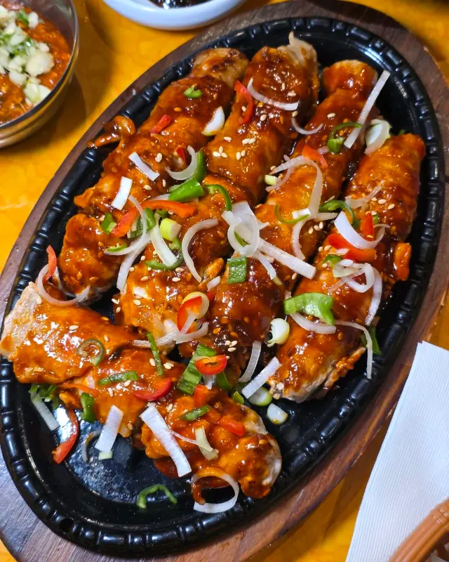 김치 삼겹살 말이: 돼지갈비와 김치의 조화가 돋보이는 메뉴로, 술안주로 제격이다.