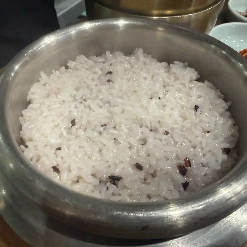 윤기가 흐르는 솥밥
