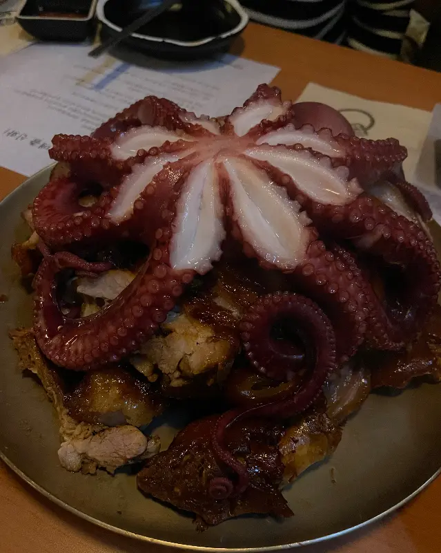 푸짐하게 올라간 문어가 인상적인 메뉴