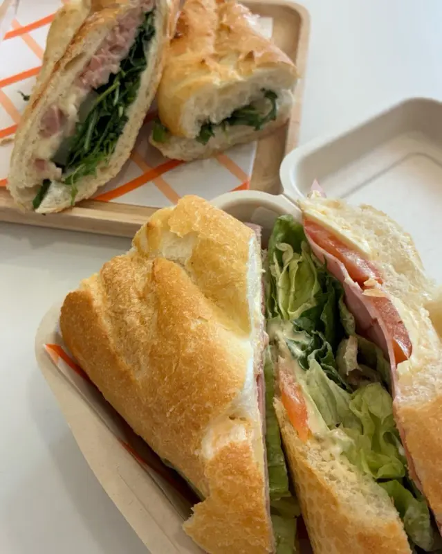 푸짐한 속재료가 인상적인 샌드위치