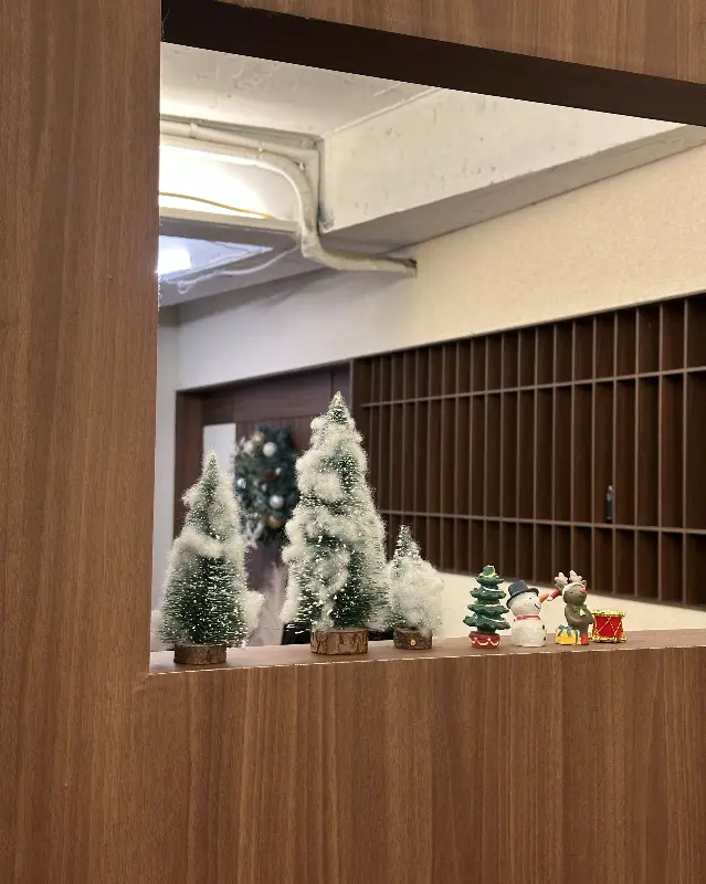 카페 창가 장식