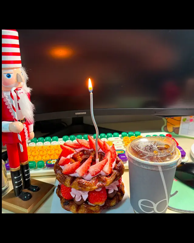 딸기 크로플과 커피