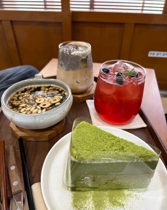 흑임자 라떼와 레몬 에이드, 녹차 케이크가 함께 놓인 사진