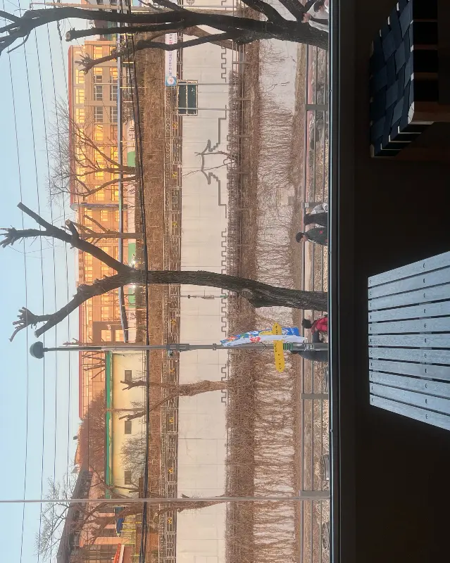 맥주병과 노트, 펜이 놓인 테이블