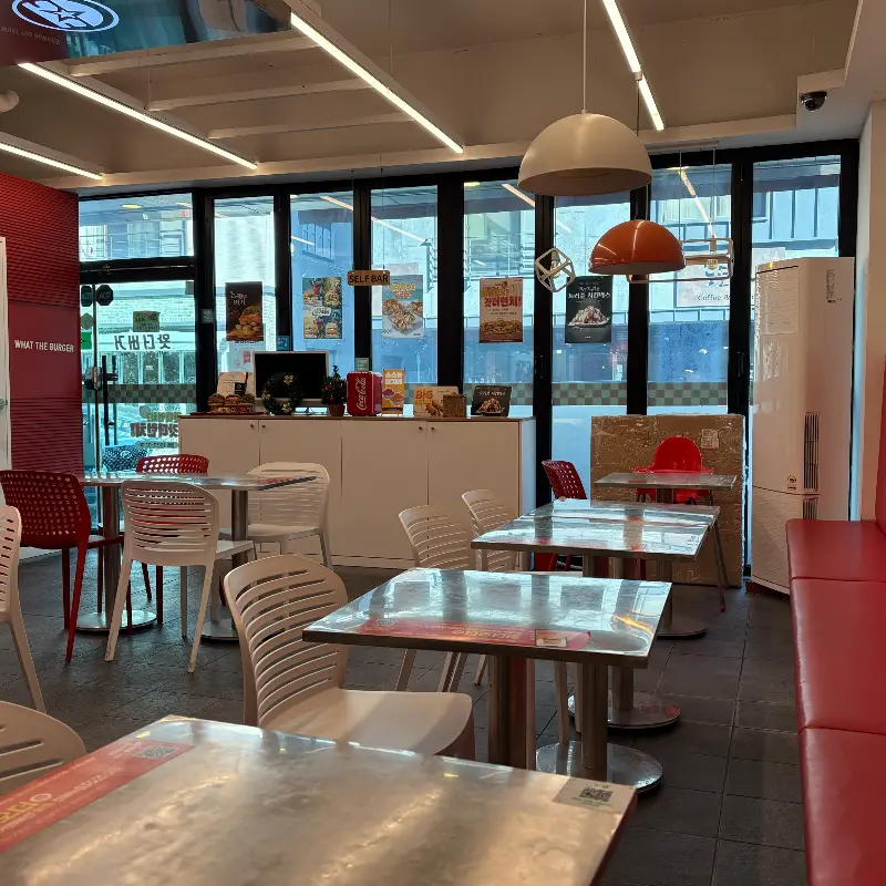 왓더버거 내부 인테리어