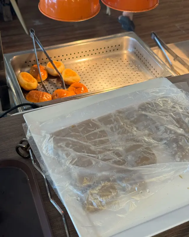 설탕이 뿌려진 튀긴 모닝빵