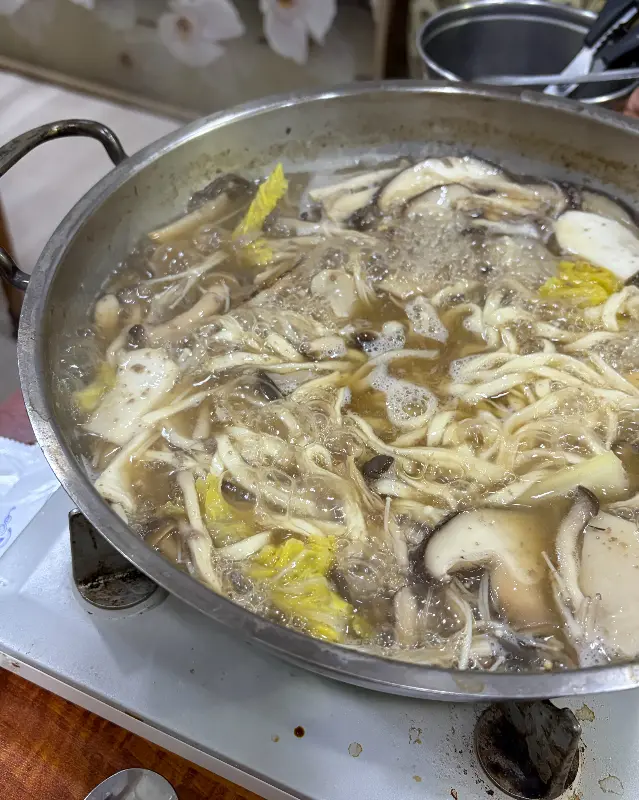 끓고 있는 버섯 전골