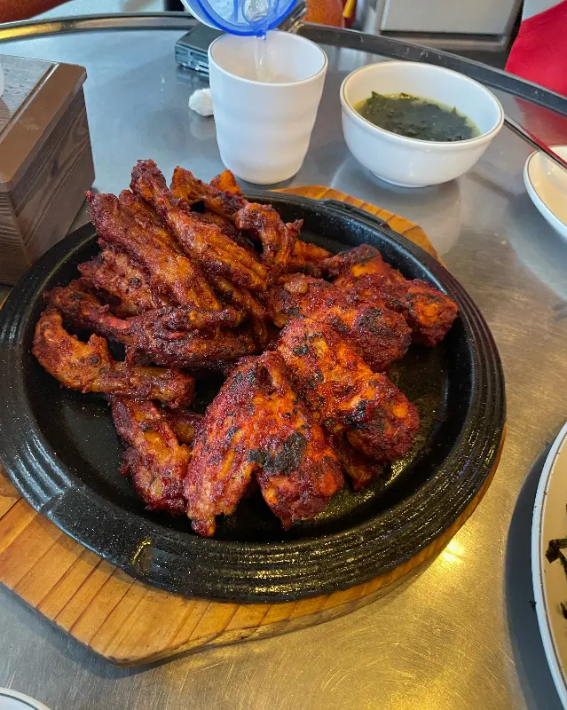 깨끗하게 비워진 닭발