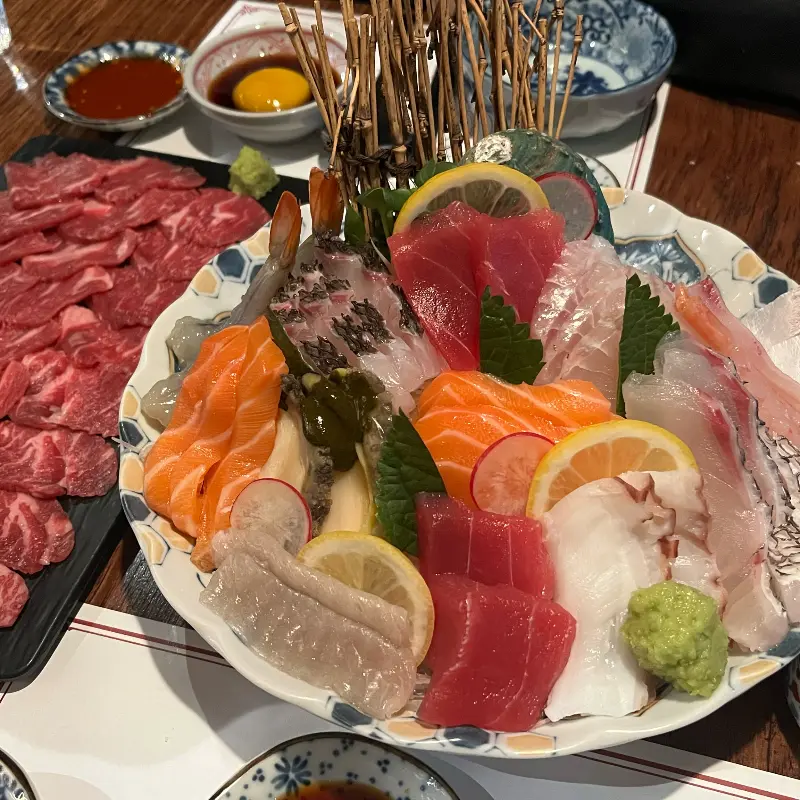 화려한 모듬 사시미와 소고기 타다키