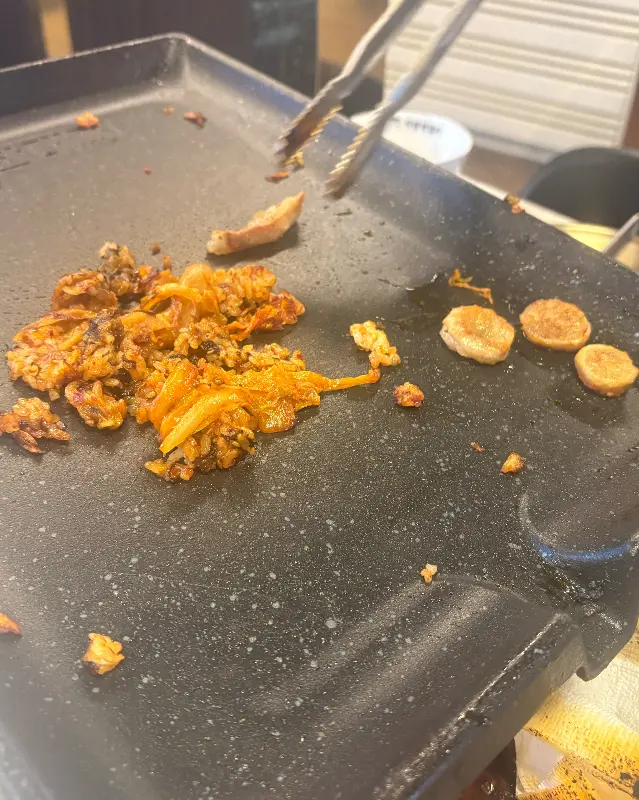 김치와 콩나물을 함께 구운 모습