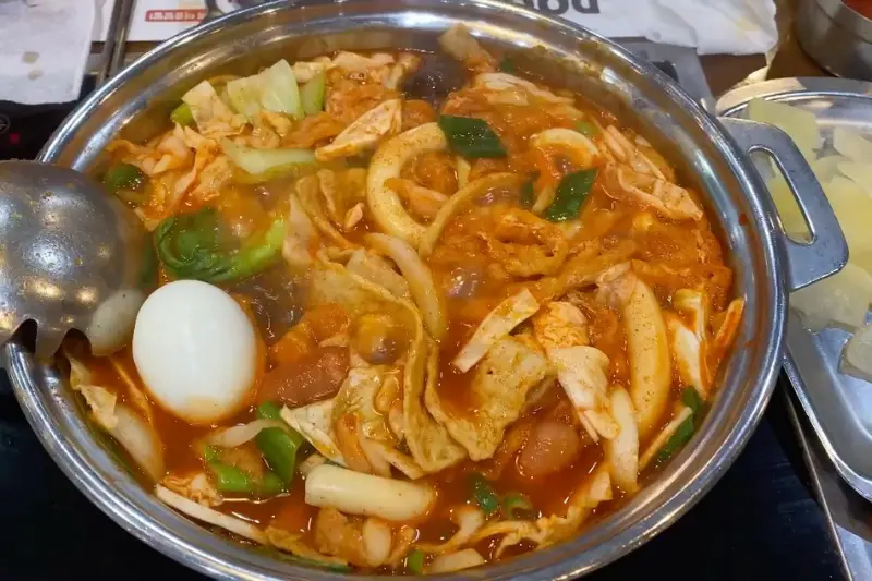 보글보글 끓고 있는 로제 떡볶이