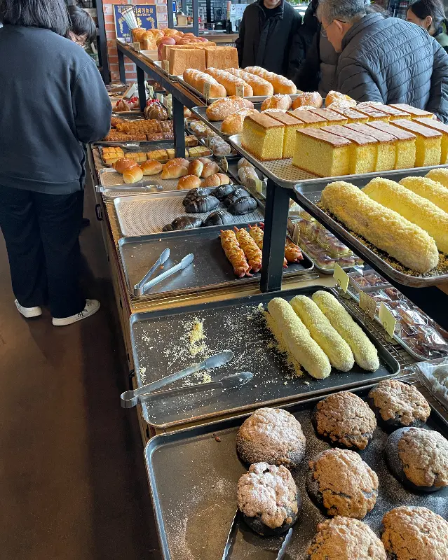 다양한 빵이 진열된 쇼케이스