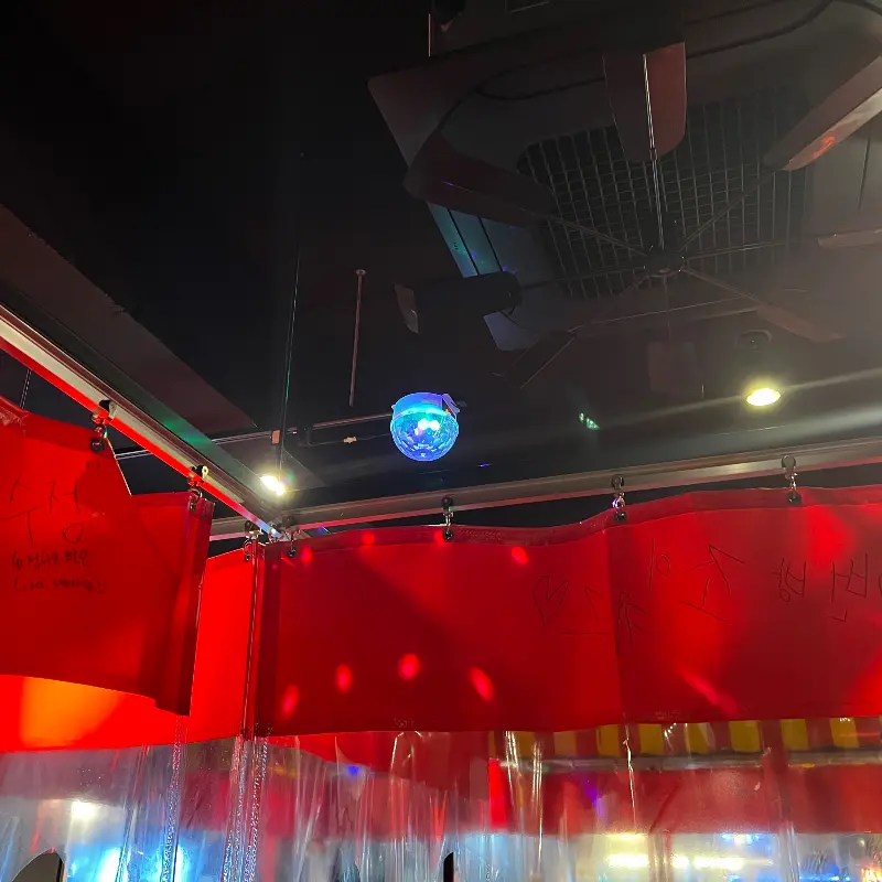 포차 내부 천장에 달린 미러볼