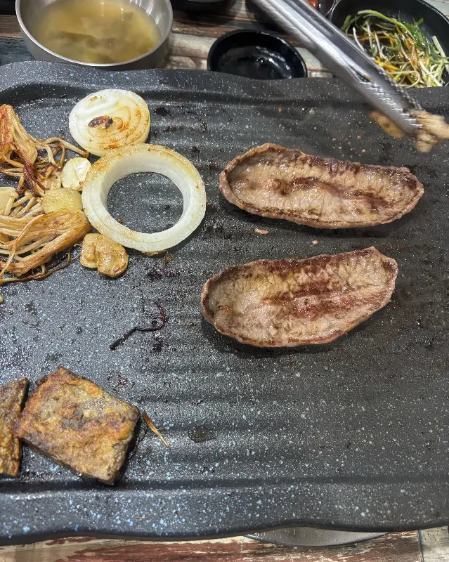 노릇노릇 구워진 소고기와 양파